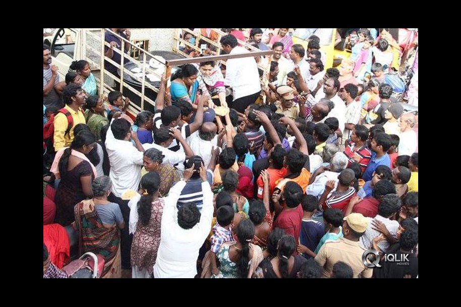 Celebs-at-Chennai-Flood-Relief-Activities